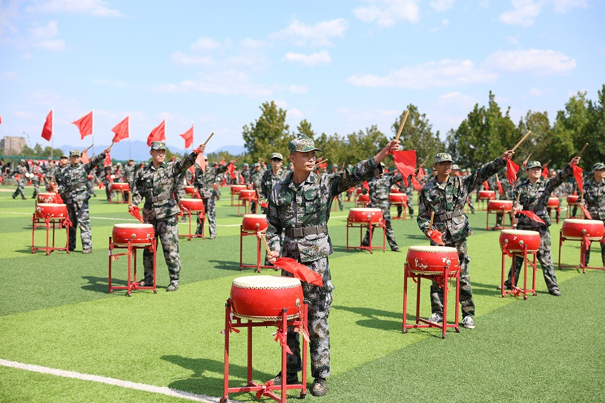 震撼人心！最新軍鼓變隊形表演視覺盛宴！